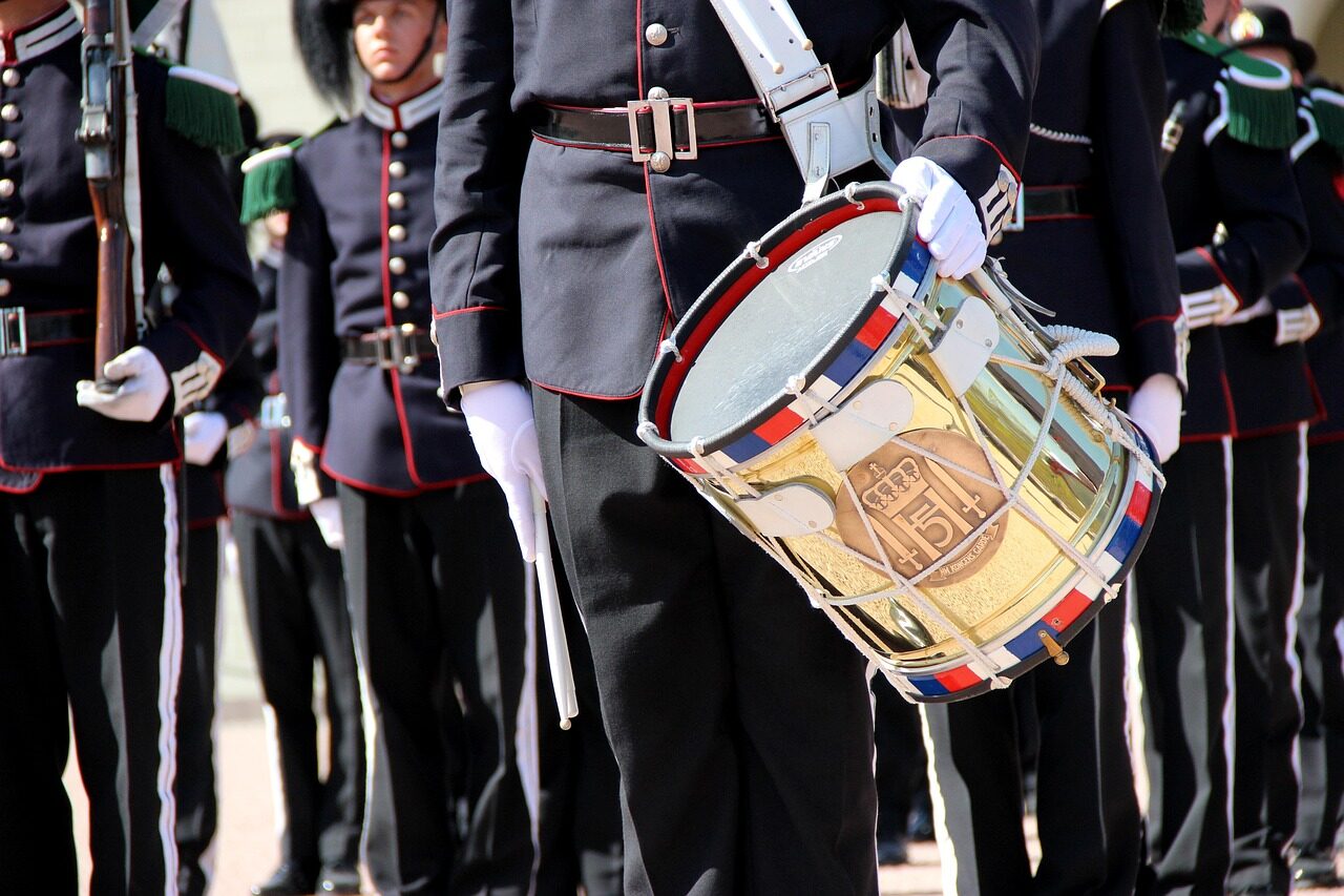 drum, marching band, troupe, emblem, royal crest, snare drum, norway, oslo, scandinavia, travel, city, royal, tourism, music, march, young, musicians, golden